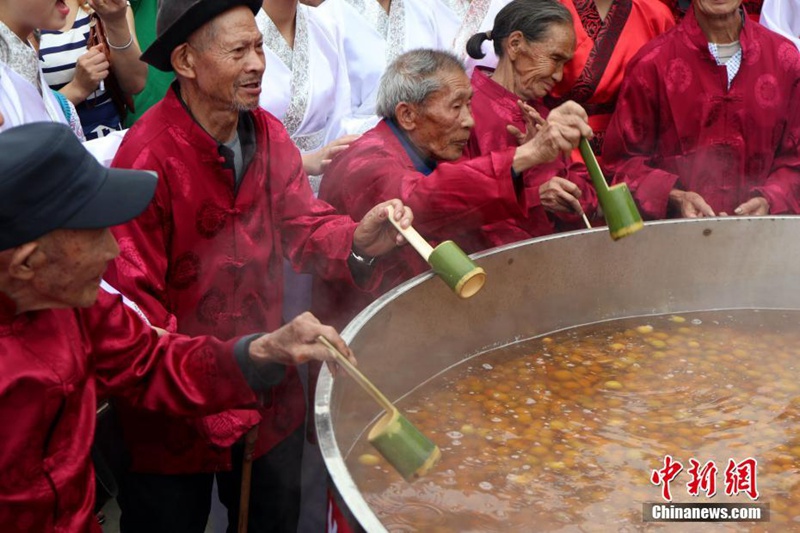 Hundertj?hrige kochen zwei Tonnen Pflaumenwein im Riesentopf