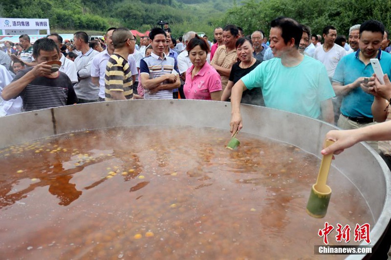 Hundertj?hrige kochen zwei Tonnen Pflaumenwein im Riesentopf