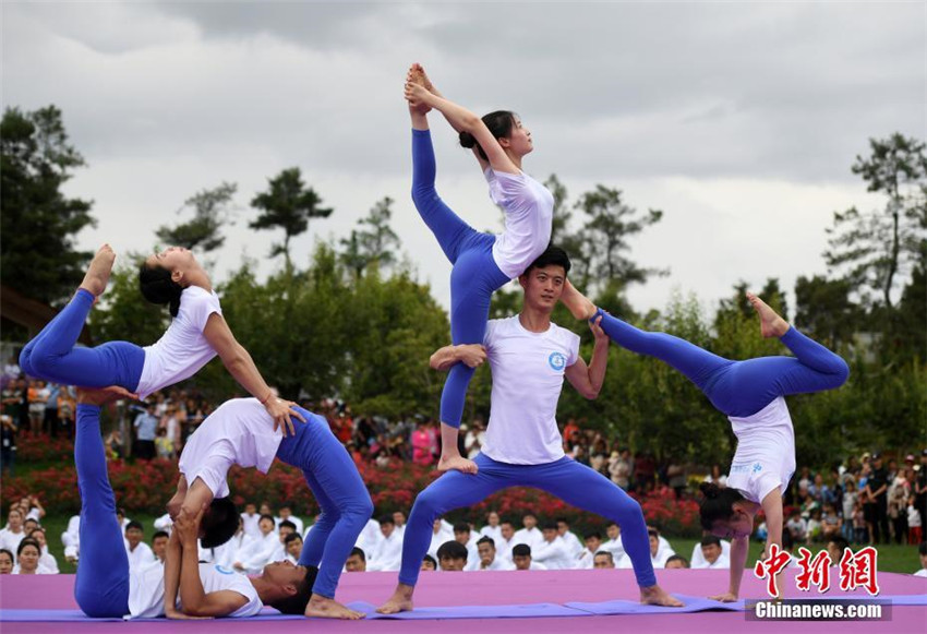 über 1.000 Menschen feiern in Yunnan den Weltyogatag