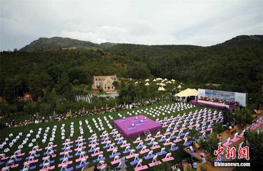 über 1.000 Menschen feiern in Yunnan den Weltyogatag