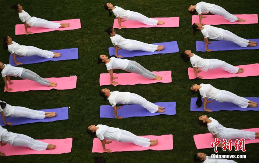 über 1.000 Menschen feiern in Yunnan den Weltyogatag