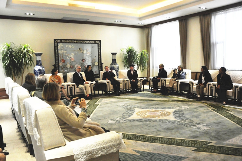 Direktor von Freer Gallery and Sackler Gallery besucht Museum vom Mausoleum des Qinshihuangs