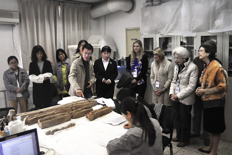 Direktor von Freer Gallery and Sackler Gallery besucht Museum vom Mausoleum des Qinshihuangs