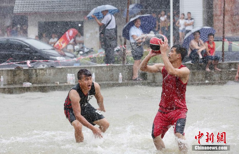 Basketballspiel auf dem Wasser in Guangxi