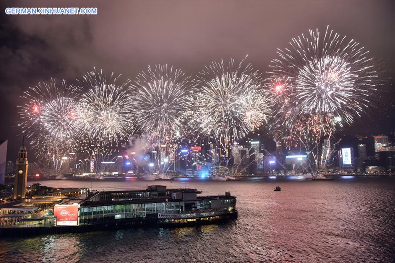 Feuerwerke beleuchten den Himmel in Hongkong
