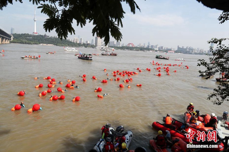 Schwimmen über den Jangtse-Fluss in Wuhan