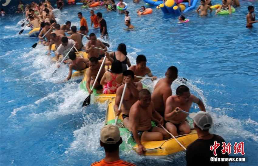 Mit Tauziehen im Wasser gegen Sommerhitze