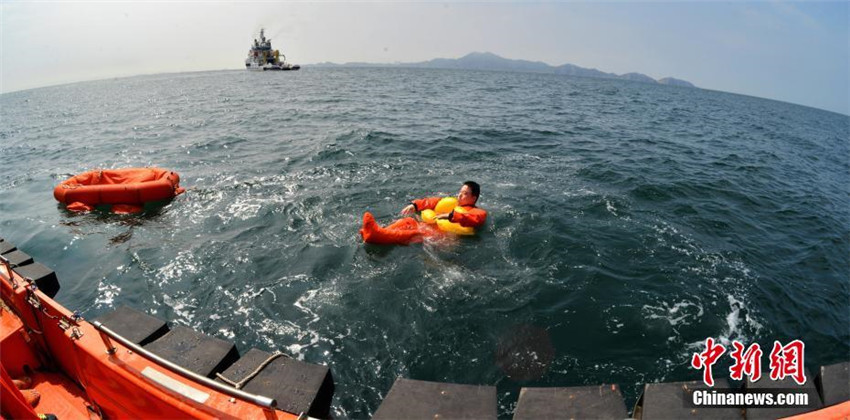 Chinesische und europ?ische Astronauten absolvieren Seerettungstraining