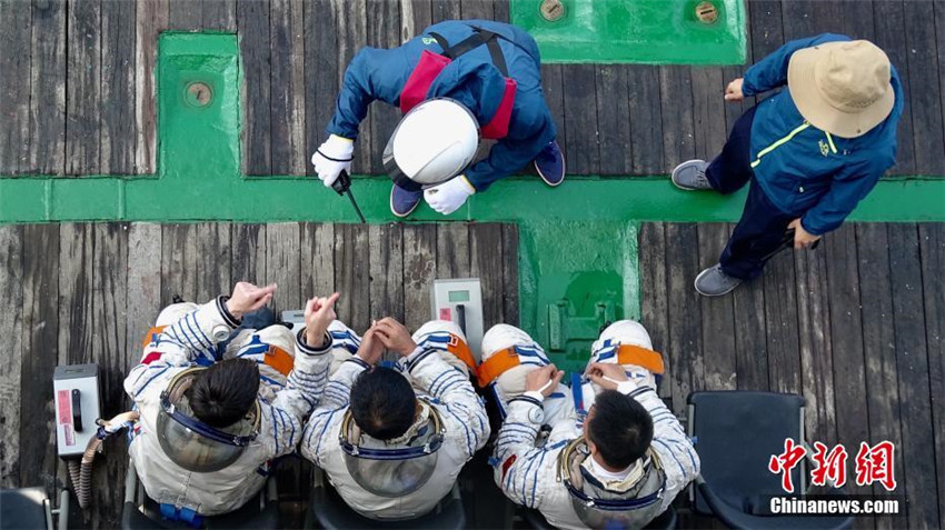 Chinesische und europ?ische Astronauten absolvieren Seerettungstraining