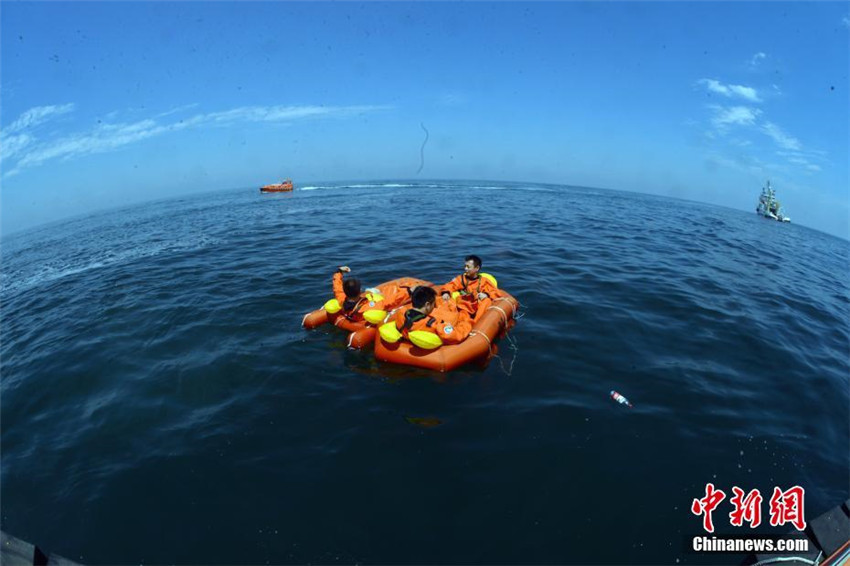 Chinesische und europ?ische Astronauten absolvieren Seerettungstraining