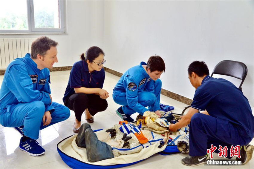 Chinesische und europ?ische Astronauten absolvieren Seerettungstraining