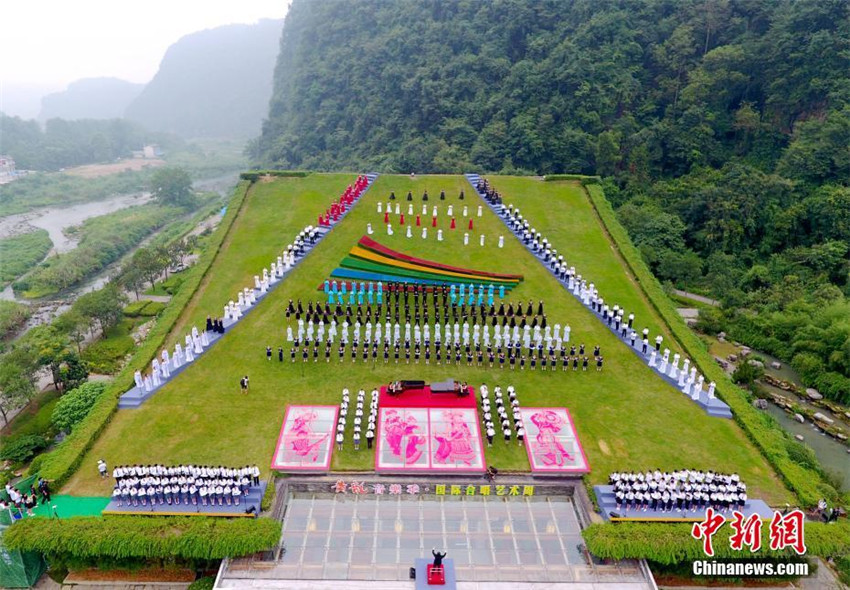 Zhangjiajie: Chor auf dem Dach