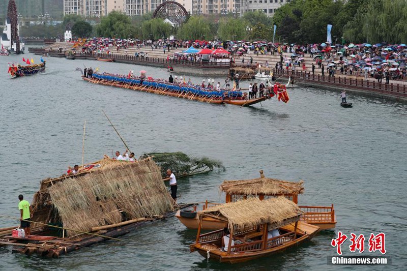 Weltl?ngstes Holzdrachenboot der Miao-Nationalit?t in Guizhou vorgestellt