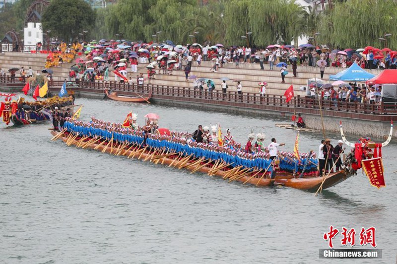 Weltl?ngstes Holzdrachenboot der Miao-Nationalit?t in Guizhou vorgestellt