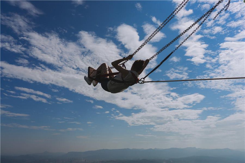 Schaukel auf der Klippe in Guizhou lockt viele Touristen