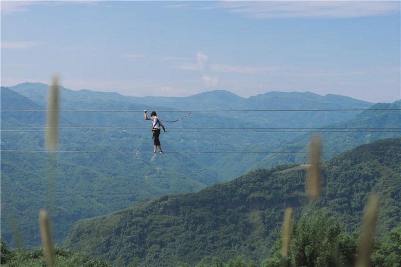 Schaukel auf der Klippe in Guizhou lockt viele Touristen