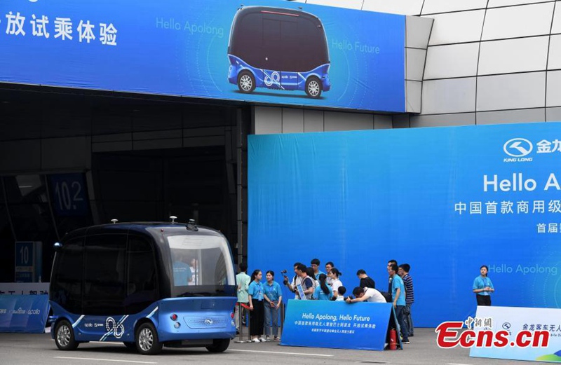 Ein führerloser Elektrobus bietet w?hrend der?Digital China Summit