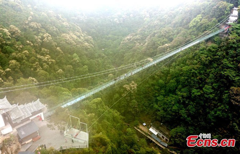 Der Glasgehweg in Fujian