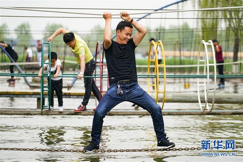 Touristen besuchen den Baiyangdian-See in Xiong'an New Area