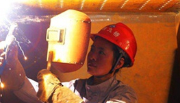 In den 1940ern hatten die Vereinigten Staaten ihre ?Rosie die Nieterin". Nun hat China eine moderne Version seiner eigenen weiblichen Arbeitsheldin, ?Wang die Schwei?erin".Ein Team aus 18 Schwei?ern leitend, von denen die meisten Frauen sind, widmet Wang Zhongmei, 36, sich ganz der h?ufig aufreibenden und gef?hrlichen Arbeit, eine, die sie von ihrem Vater erlernt hat, einem f?higen eigenst?ndigen Schwei?er.