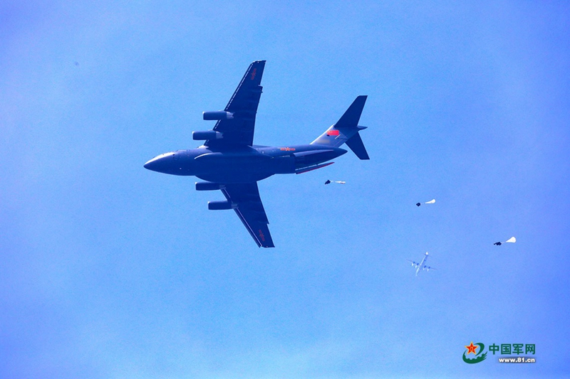 Milit?rtransporter Y-20 zum ersten Mal im Fallschirmabsprungtraining eingesetzt