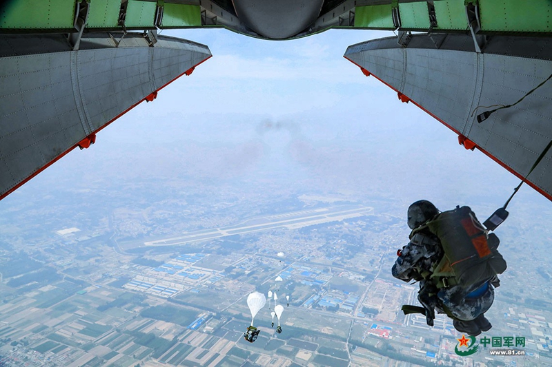 Milit?rtransporter Y-20 zum ersten Mal im Fallschirmabsprungtraining eingesetzt