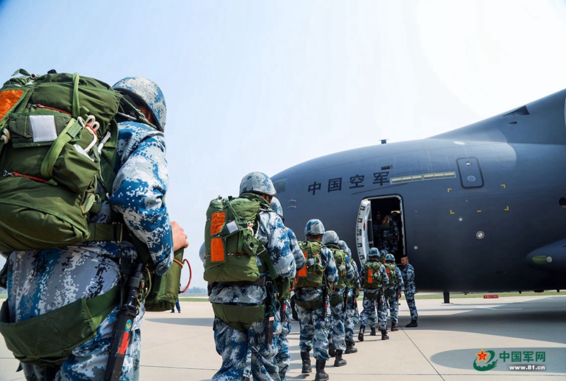 Milit?rtransporter Y-20 zum ersten Mal im Fallschirmabsprungtraining eingesetzt