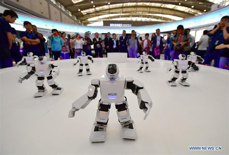 Roboter werden auf der Seidenstra?e-Expo in China gezeigt