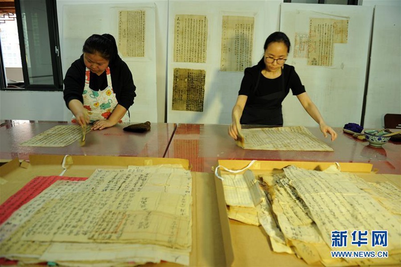 Junge Restauratoren für den Erhalt der Jinping-Aufzeichnung