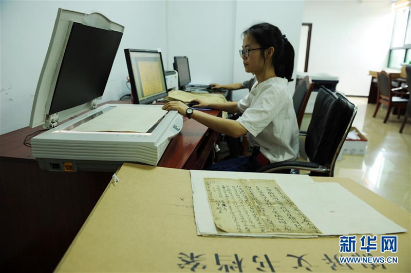 Junge Restauratoren für den Erhalt der Jinping-Aufzeichnung
