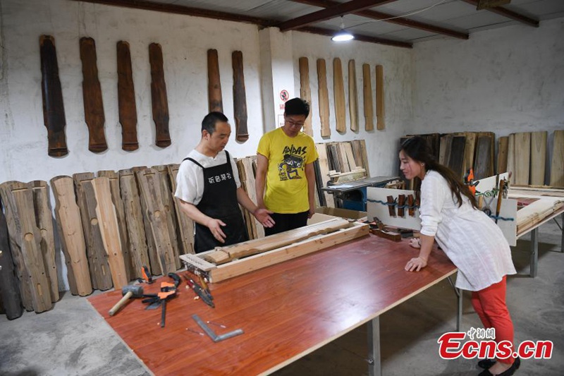 Mann verschreibt sich der traditionellen Guqin-Herstellung