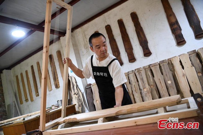 Mann verschreibt sich der traditionellen Guqin-Herstellung