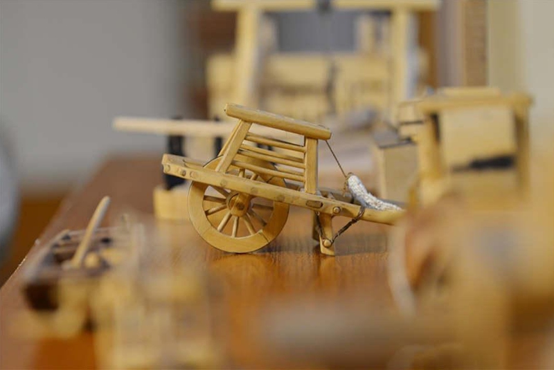 Pension?r stellt Miniaturgegenst?nde aus Holz her