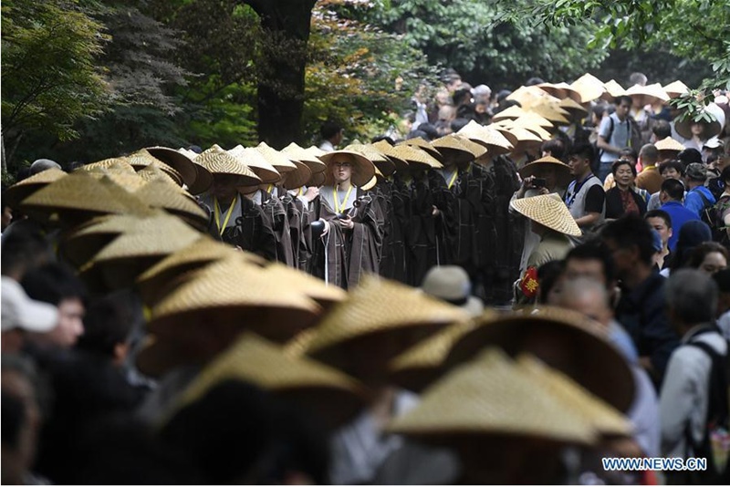 M?nche nehmen an traditionellem Fu?marsch in Hangzhou teil