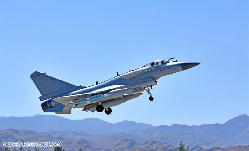 Chinesische Luftstreitkr?fte beginnen Kampftraining ?Red Arrow 2018“