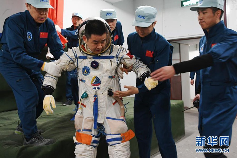 Chinesische Astronauten führen ihr Wüsten-überlebenstraining durch