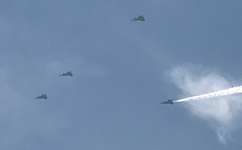 Tarnkappenbomber J-20 im Formationsflug