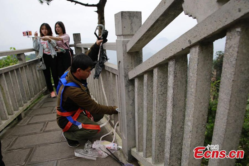 Sanit?rarbeiter auf den Klippen riskiert sein Leben