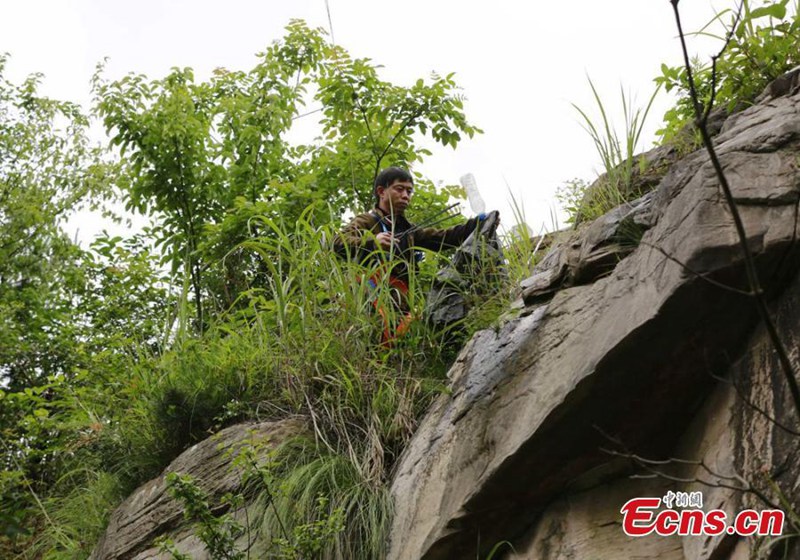 Sanit?rarbeiter auf den Klippen riskiert sein Leben