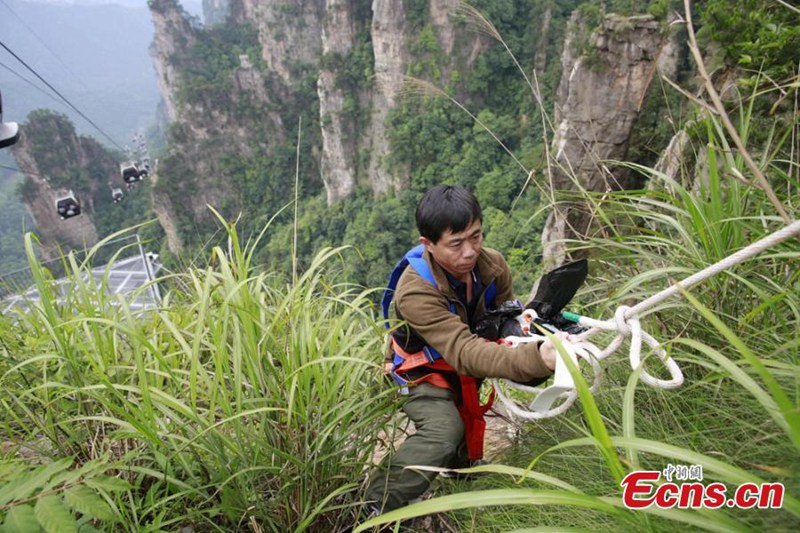 Sanit?rarbeiter auf den Klippen riskiert sein Leben