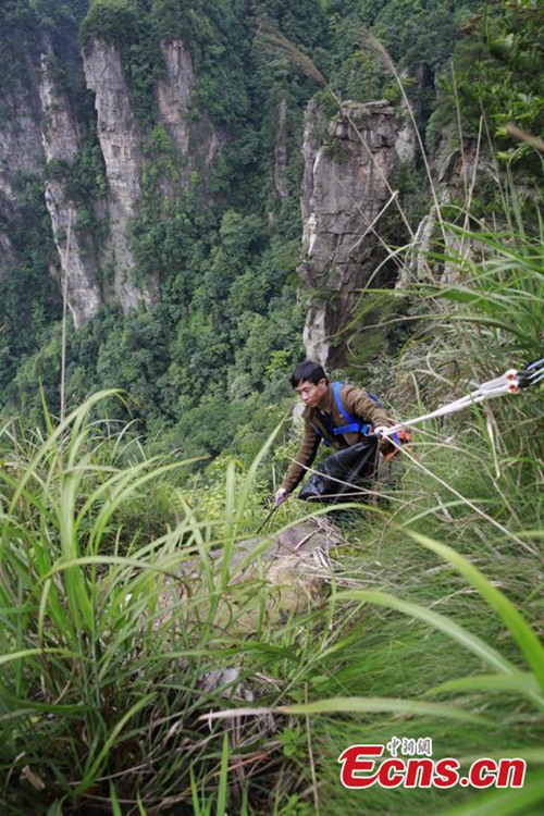 Sanit?rarbeiter auf den Klippen riskiert sein Leben