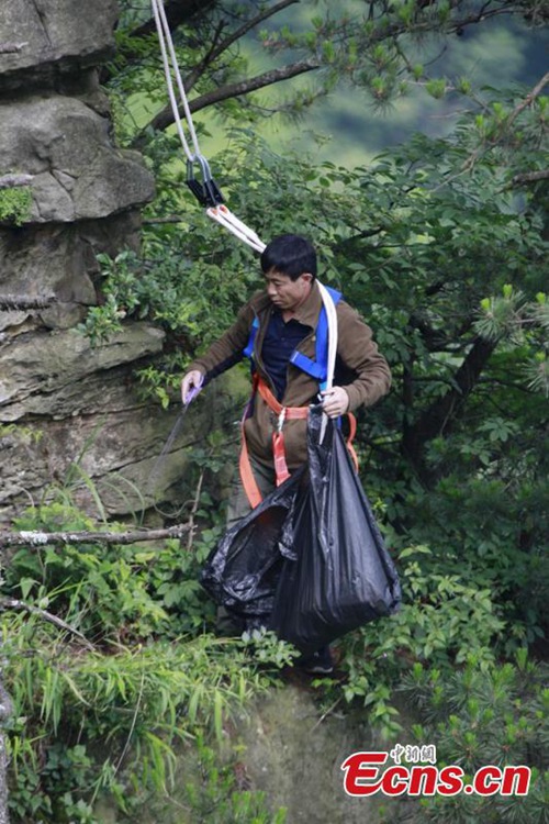 Sanit?rarbeiter auf den Klippen riskiert sein Leben