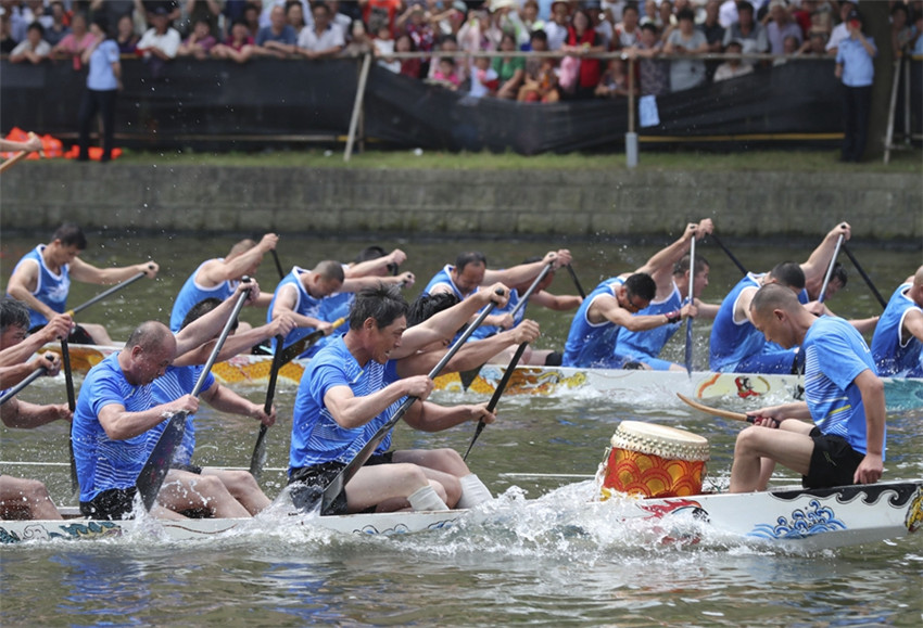 Drachenbootrennen in allen Teilen Chinas