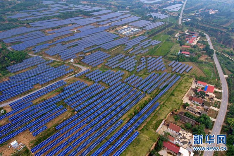 Shanxi: Photovoltaik-Anlagen im kahlen Berg gehen ans Netz