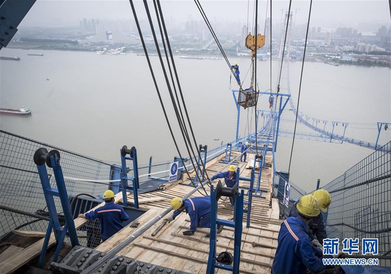 China baut weltweit gr??te zweistufige H?ngebrücke über dem Jangtse-Fluss