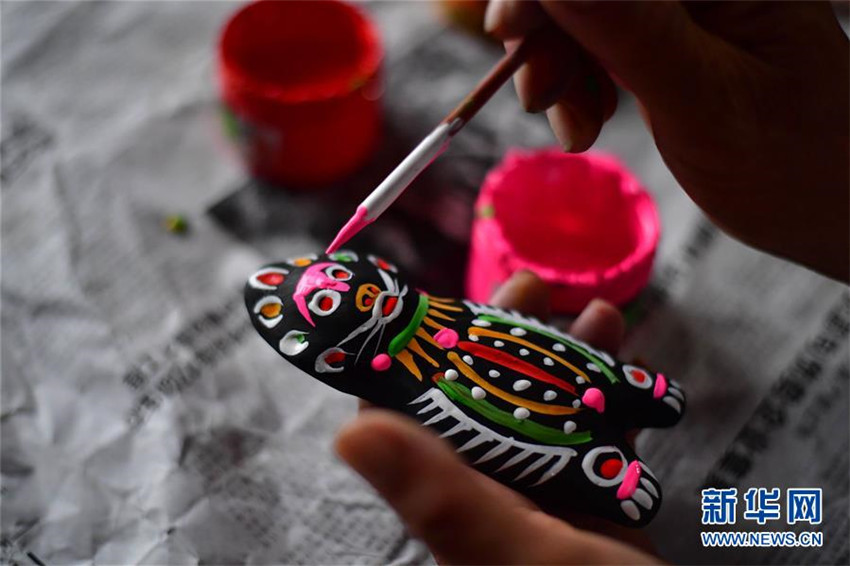 Handgefertigte Tonstatuetten ?Ninigou“: lebendes Fossil aus der grauen Vorzeit