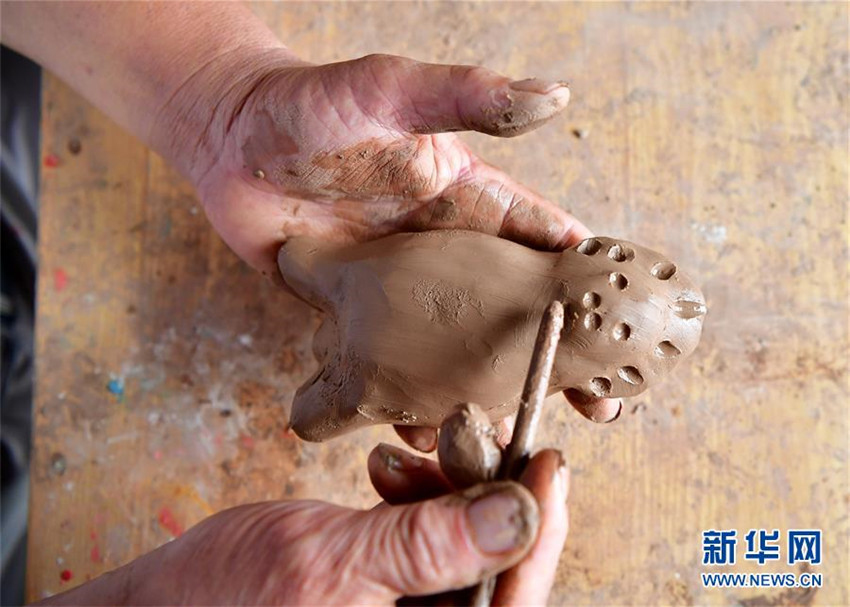 Handgefertigte Tonstatuetten ?Ninigou“: lebendes Fossil aus der grauen Vorzeit