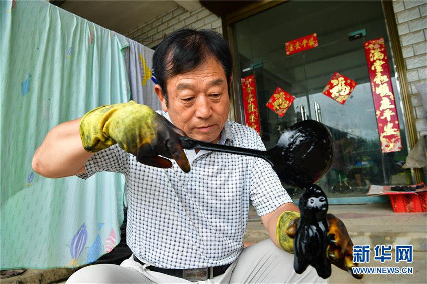 Handgefertigte Tonstatuetten ?Ninigou“: lebendes Fossil aus der grauen Vorzeit