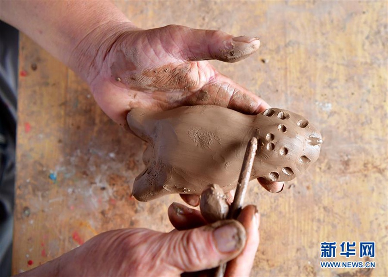 Handgefertigte Tonstatuetten ?Ninigou“: lebendes Fossil aus der grauen Vorzeit