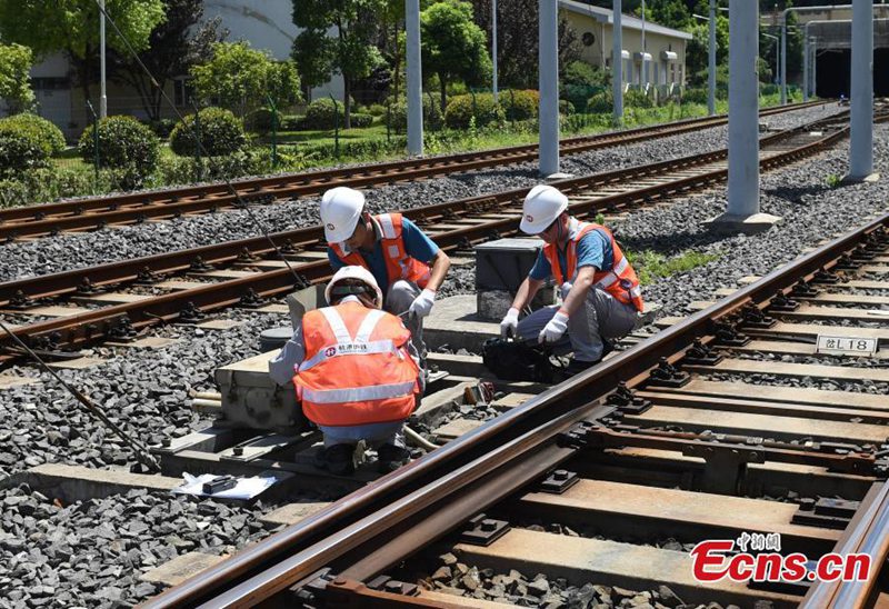 Techniker sorgen an Sommertagen für Sicherheit im Eisenbahnverkehr